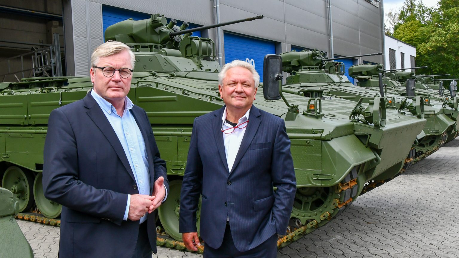 Bernd Althusmann und Armin Papperger stehen vor den ersten Schützenpanzern vom Typ „Marder“